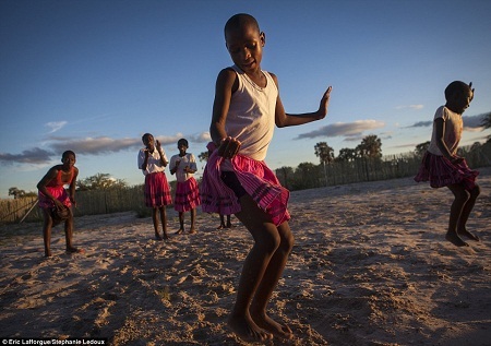 Những cô bé người Okwanyama đang nhảy múa.