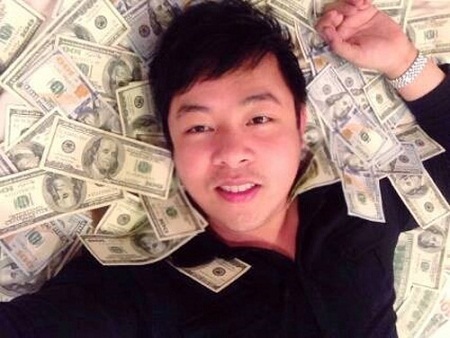 Kệch cỡm những màn khoe tiền của “sao” - 15 Quang Lê cũng bị ném đá vì tấm ảnh phản cảm này.