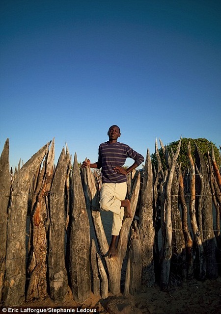 Một người đàn ông trong bộ lạc.