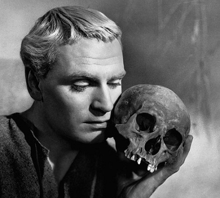 Nhân vật Hoàng tử Hamlet (nam diễn viên Laurence Olivier).