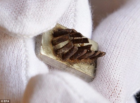 Rợn người trước triển lãm dụng cụ xăm số lên người tù nhân - 5 Những miếng kim loại này sẽ được xếp vào một chiếc khung để tạo thành một dãy số.