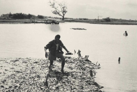Lính Pháp ở Đông Dương những năm 1947-1949 - 5 Lính Pháp sa lầy trong ruộng lúa đầy bùn sau mùa mưa.