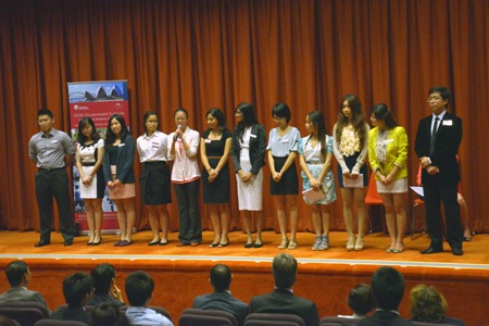 Các sinh viên tiêu biểu được biểu dương. Ảnh: Quang Minh (Pv TTXVN tại Australia)