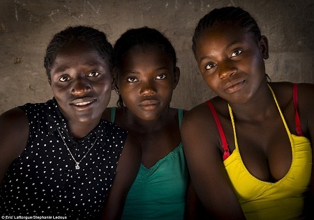 Phụ nữ ở bộ lạc Okwanyama.