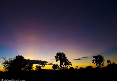 Đêm xuống trên những ngôi làng của bộ lạc Okwanyama.