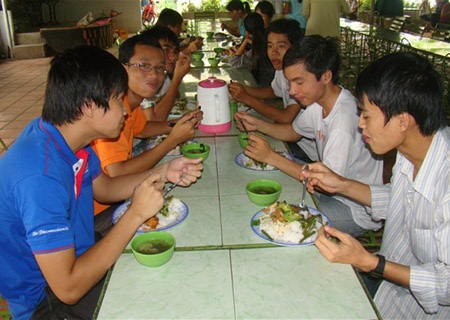 Một nhóm sinh viên đang dùng cơm tại Bếp ăn Sinh viên