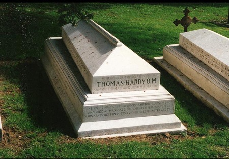 Phần mộ nơi chôn chất trái tim của nhà văn Thomas Hardy.