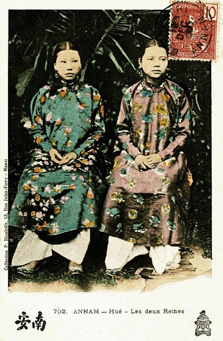Hình ảnh vua, quan triều Nguyễn - 2 Ảnh chụp hai người vợ của vua Thành Thái năm 1907.