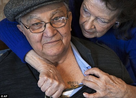 Rợn người trước triển lãm dụng cụ xăm số lên người tù nhân - 6 Những miếng kim loại này sẽ được xếp vào một chiếc khung để tạo thành một dãy số.