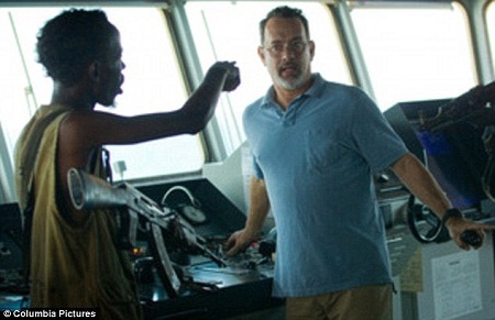 Nam diễn viên được đề cử Oscar có thể bị trục xuất khỏi Mỹ - 6 Nam diễn viên Tom Hanks (vai thuyền trưởng Phillips) và Barkhad Abdi trong một cảnh phim.