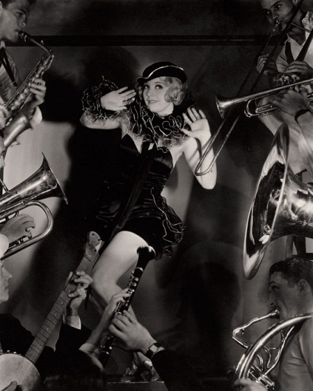 Vẻ đẹp thời trang đẳng cấp ở thời đại của những “Gatsby vĩ đại” - 7 Nữ diễn viên Alice White chụp hình cho tạp chí Vanity Fair.