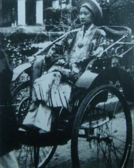 Hình ảnh vua, quan triều Nguyễn - 7 Nam Phương Hoàng Hậu ngày được tấn phong năm 1934.