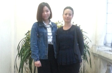 Nghệ sĩ Sầm Thi (phải) và tác giả.