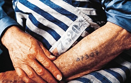 Rợn người trước triển lãm dụng cụ xăm số lên người tù nhân - 7 Về sau, để dễ bề kiểm tra, vết xăm ở ngực được chuyển thành vết xăm trên cánh tay.