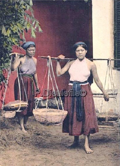 Vẻ đẹp “không thể trộn lẫn” của phụ nữ Việt Nam đầu thế kỷ 20 - 4 Phụ nữ đi gánh cát.