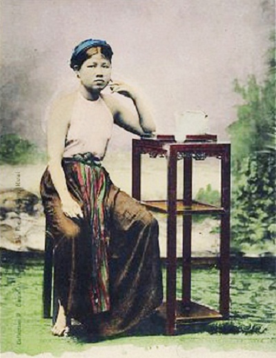 Vẻ đẹp “không thể trộn lẫn” của phụ nữ Việt Nam đầu thế kỷ 20 - 6 Áo yếm - váy đụp