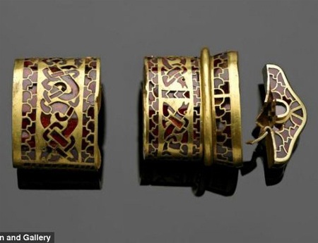 Một chuôi kiếm đã bị vỡ thành nhiều mảnh.