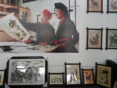 Giấc mơ “chân lấm tay bùn” bước ra từ tranh Đông Hồ - 1 Cô Oanh (con gái Nghệ nhân Nguyễn Hữu Sam) đang giải thích nội dung tranh cho du khách.