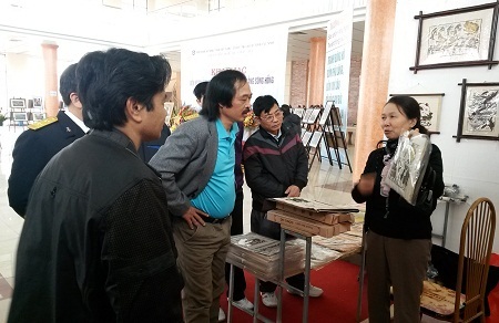 Giấc mơ “chân lấm tay bùn” bước ra từ tranh Đông Hồ - 2 Cô Oanh (con gái Nghệ nhân Nguyễn Hữu Sam) đang giải thích nội dung tranh cho du khách.