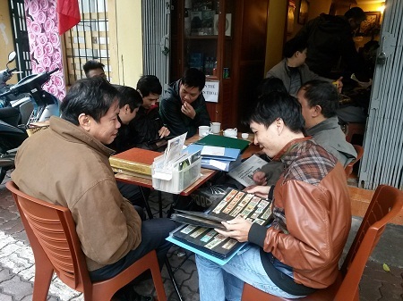 Chợ tem quý “có một không hai” giữa Hà Nội - 3 Say sưa chọn tem.