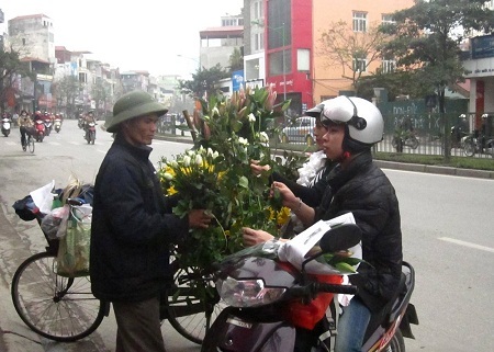 Anh Dân đang chọn hoa cho khách mua hàng.