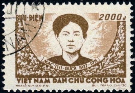 Chợ tem quý “có một không hai” giữa Hà Nội - 4 Tem Mạc Thị Bưởi, phát hành ngày 3/11/1956, một trong những con tem quý hiếm bậc nhất ở Việt Nam.