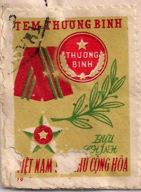 Chợ tem quý “có một không hai” giữa Hà Nội - 5 Tem Huy hiệu thương binh năm 1965.