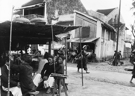 100 năm và “những lớp văn hóa chồng lên nhau” trên phố Hà Nội - 18 Người làm nghề cắt tóc, cạo râu đang hành nghề trên phố (Ảnh: