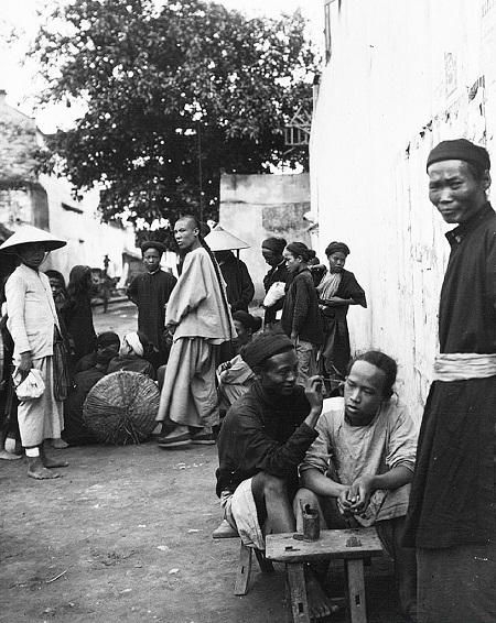 100 năm và “những lớp văn hóa chồng lên nhau” trên phố Hà Nội - 17 Người làm nghề cắt tóc, cạo râu đang hành nghề trên phố (Ảnh: