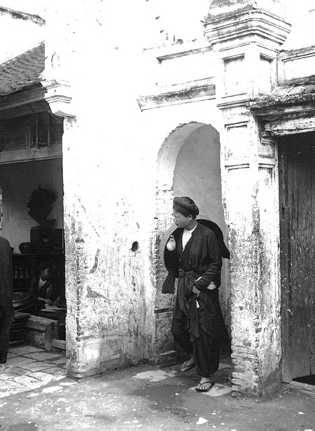 100 năm và “những lớp văn hóa chồng lên nhau” trên phố Hà Nội - 7 Một cổng nhỏ trên phố Hàng Bạc (Ảnh: