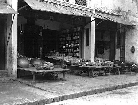 100 năm và “những lớp văn hóa chồng lên nhau” trên phố Hà Nội - 13 Một cửa hàng bán đồ sứ trên phố Hàng Chén (Ảnh: