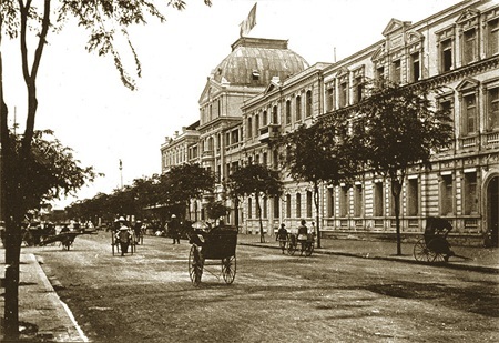 100 năm và “những lớp văn hóa chồng lên nhau” trên phố Hà Nội - 36 Khách sạn Metropole trên phố Ngô Quyền (1902).