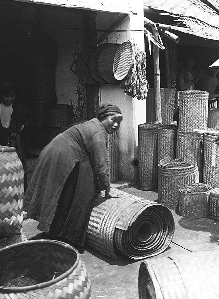 100 năm và “những lớp văn hóa chồng lên nhau” trên phố Hà Nội - 15 Một người bán phên tre (Ảnh: