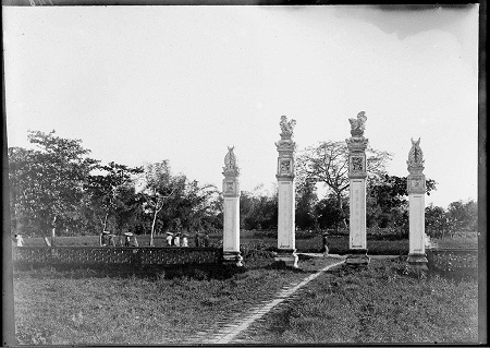 100 năm và “những lớp văn hóa chồng lên nhau” trên phố Hà Nội - 29 Lối vào Văn Miếu - Quốc Tử Giám nhìn từ trong sân (Ảnh: