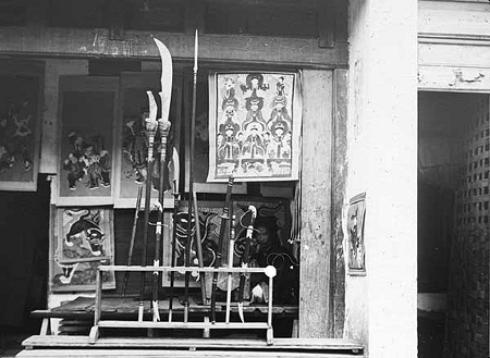 100 năm và “những lớp văn hóa chồng lên nhau” trên phố Hà Nội - 16 Một cửa hàng bán tranh (Ảnh: