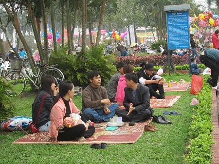 Khách thập phương đến tham gia Festival