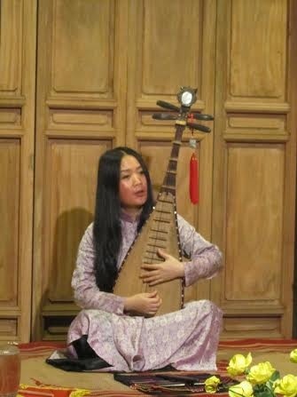 Ca trù- âm thanh của truyền thống giữa lòng phố cổ - 3 Ca trù- âm thanh của truyền thống giữa lòng phố cổ