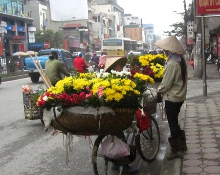 Thanh thủ nói chuyện lúc vắng khách.