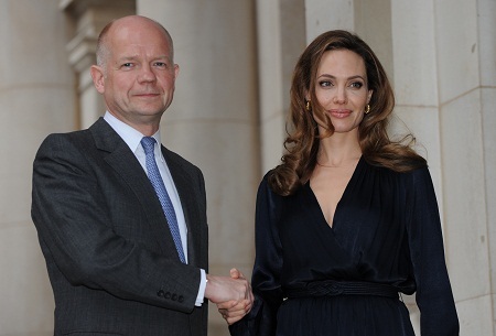 Angelina Jolie ngăn chặn bạo lực tình dục ở Bosnia - 1 Cùng đi với nữ diễn viên trong chuyến thăm này còn có Ngoại Trưởng Anh William Hague.