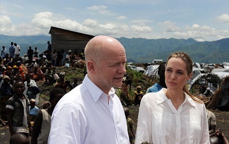 Angelina Jolie ngăn chặn bạo lực tình dục ở Bosnia - 2 Cùng đi với nữ diễn viên trong chuyến thăm này còn có Ngoại Trưởng Anh William Hague.