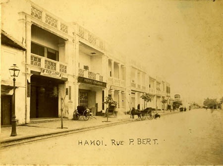 Ngắm những công trình kiến trúc châu Âu giữa lòng Hà Nội - 1 Phố Paul Bert ảnh chụp năm 1885.