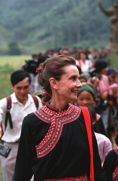 Hình ảnh minh tinh Audrey Hepburn đến Việt Nam và mặc váy thổ cẩm - 12 Minh tinh điện ảnh Audrey Hepburn đã đến Việt Nam và mặc thổ cẩm