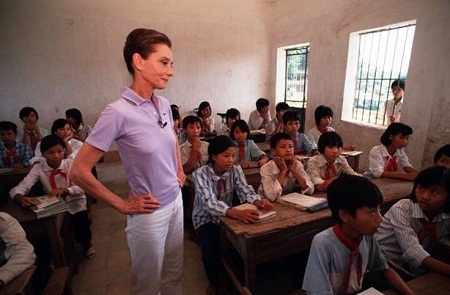 Hình ảnh minh tinh Audrey Hepburn đến Việt Nam và mặc váy thổ cẩm - 9 Minh tinh điện ảnh Audrey Hepburn đã đến Việt Nam và mặc thổ cẩm