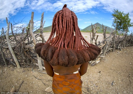 Cách làm đẹp “có một không hai” của thổ dân Châu Phi - 12 Một phụ nữ Himba khoe ra những lọn tóc dài của mình.