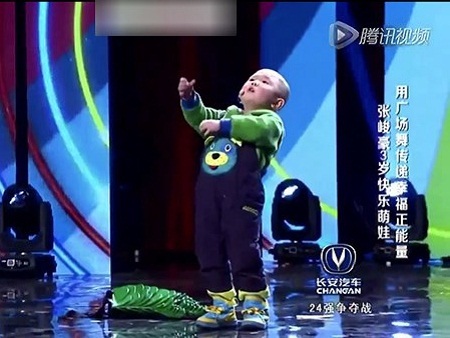 Cậu bé 3 tuổi tiếp tục “gây bão” trên truyền hình - 1 Cậu bé 3 tuổi tiếp tục “gây bão” trong chương trình tìm kiếm tài năng