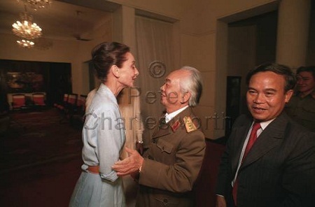 Hình ảnh minh tinh Audrey Hepburn đến Việt Nam và mặc váy thổ cẩm - 16 Trong chuyến đi này, nữ diễn viên còn gặp Đại tướng Võ Nguyên Giáp.