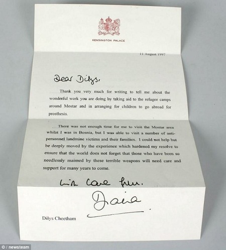 Lá thư được đánh máy cẩn thận theo “chuẩn” Hoàng gia, cuối thư là chữ ký tay của công nương.