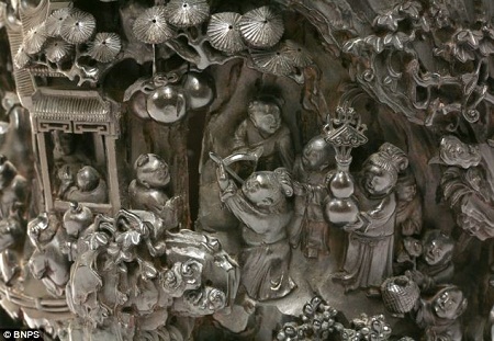Chiếc bình gỗ có niên đại 300 tuổi này đã được chạm khắc dưới thời vua Càn Long.