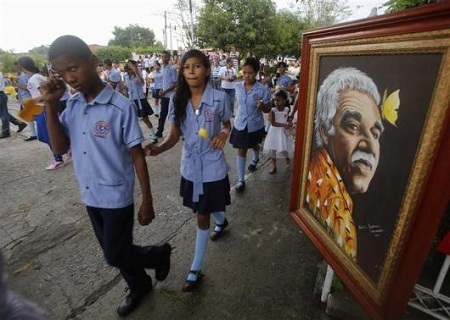 Người hâm mộ thương tiếc đưa tiễn cố nhà văn Garcia Marquez - 8 Dòng người đứng đợi ngoài Cung Nghệ thuật ở thành phố Mexico.
