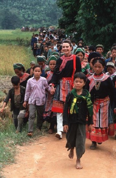 Hình ảnh minh tinh Audrey Hepburn đến Việt Nam và mặc váy thổ cẩm - 13 Minh tinh điện ảnh Audrey Hepburn đã đến Việt Nam và mặc thổ cẩm
